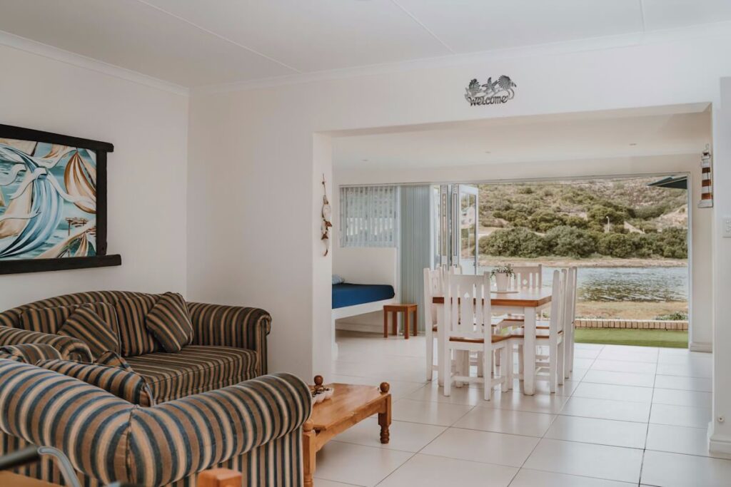 Aloha 1 - Accommodation Lodge Stilbaai Living Area