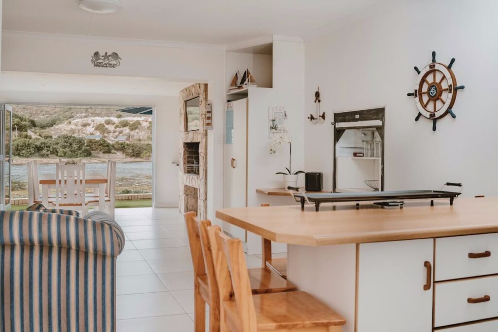 Aloha 1 - Accommodation Lodge Stilbaai Kitchen Area