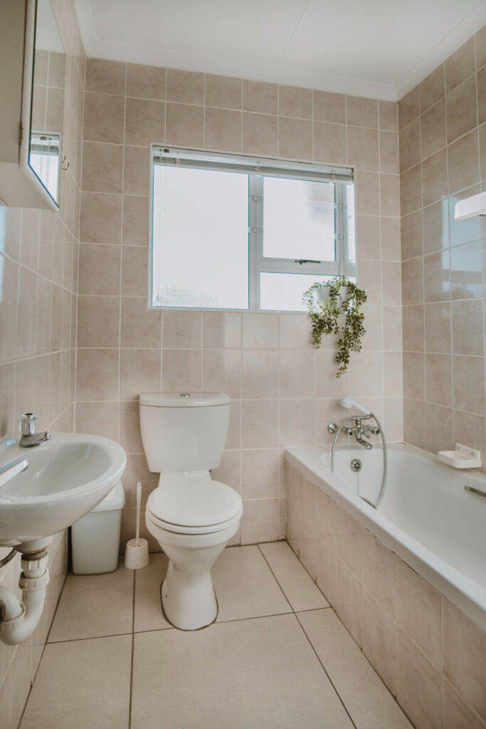 Aloha 1 - Accommodation Lodge Stilbaai Bathroom